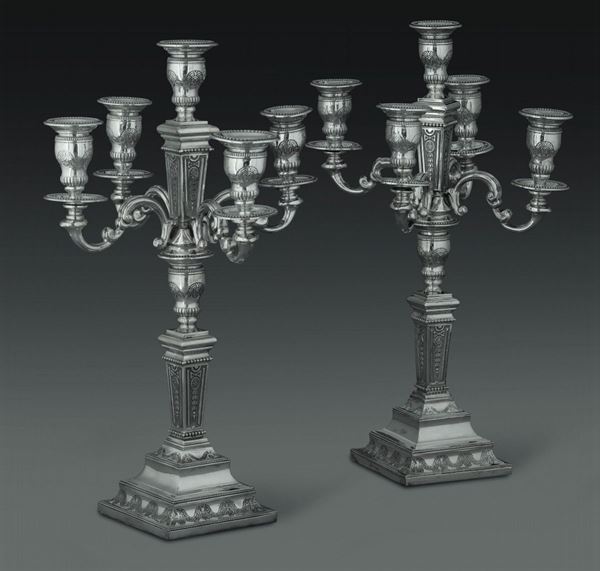 Importante coppia di candelabri neoclassici a cinque luci vintage in argento sterling. Londra 1990, marchio dell'argentiere IBB
