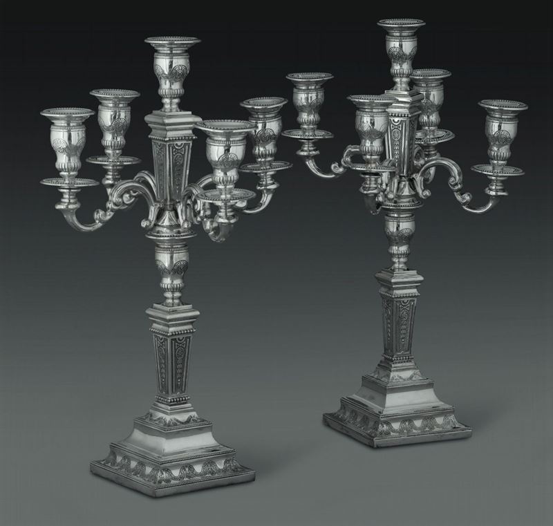 Importante coppia di candelabri neoclassici a cinque luci vintage in argento sterling. Londra 1990, marchio dell'argentiere IBB  - Asta L'Art de la Table - Cambi Casa d'Aste