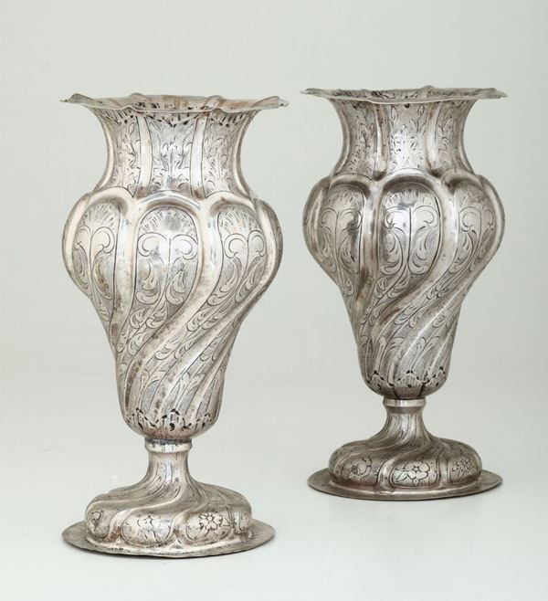 Coppia di vasi in argento cesellato. Italia XIX-XX secolo, marchio dell’argentiere non identificato
