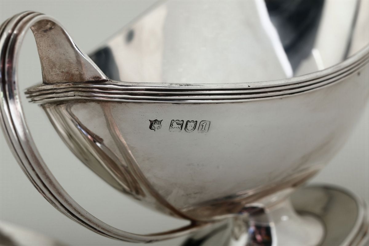 Salsiera e Coperchio in Argento Fuso, Sbalzato e Cesellato in Stile Neoclassico, Londra 1906, Arg...