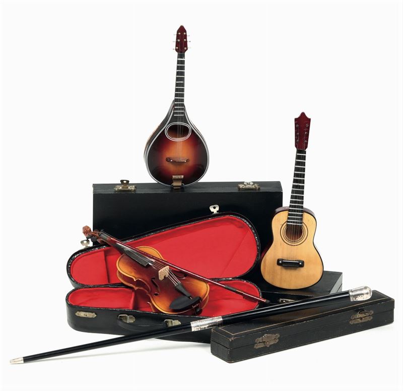 Tre modellini di strumenti musicali e bacchetta da direttore d’orchestra  - Auction Fine Art - Cambi Casa d'Aste
