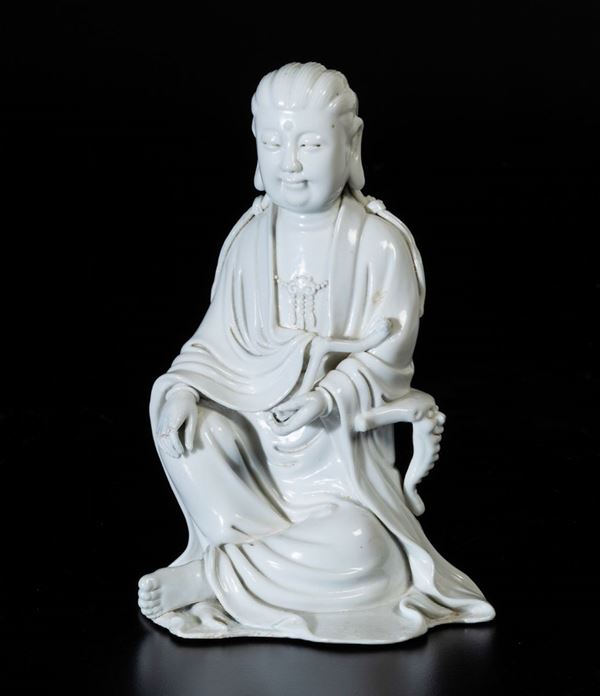 Figura di Guanyin seduta con Ruyi in porcellana Blanc de Chine Dehua, Cina, Dinastia Qing, XIX secolo
