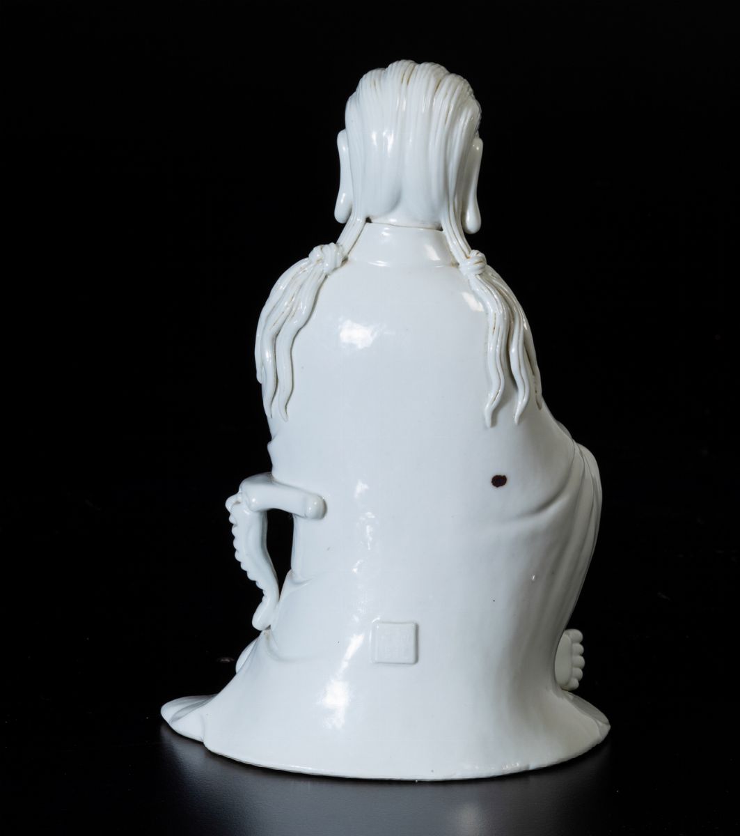 Figura di Guanyin Seduta con Ruyi in Porcellana Blanc De Chine Dehua, Cina, Dinastia Qing, XIX Se...