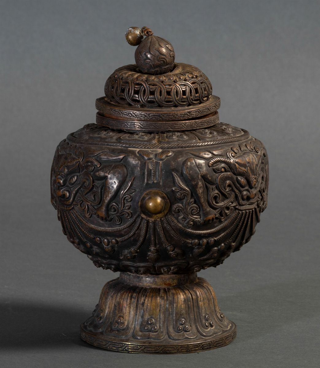 Piccolo Contenitore in Bronzo con Coperchio e Decoro Naturalistico a Rilievo, Tibet, XIX Secolo
