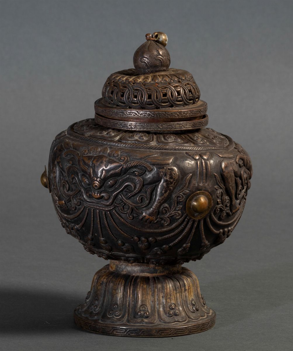 Piccolo Contenitore in Bronzo con Coperchio e Decoro Naturalistico a Rilievo, Tibet, XIX Secolo