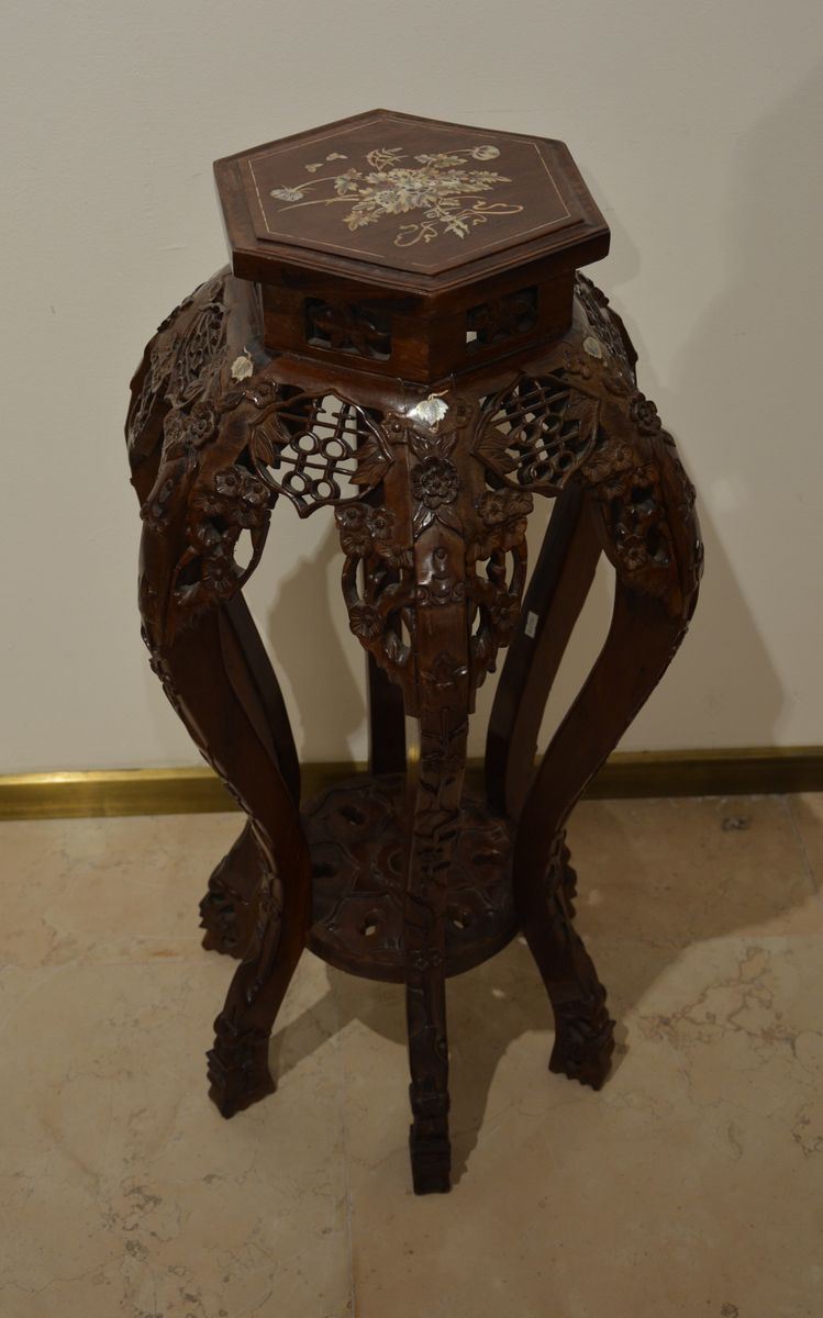 Tavolino alto in legno con intarsi in madreperla, Cina, XX secolo  - Asta Arte Orientale - Cambi Casa d'Aste