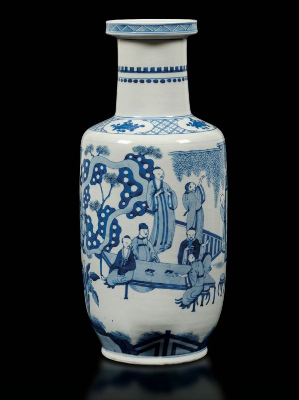 Vaso Rouleau in porcellana bianca e blu con scene di vita comune e decori floreali entro riserve, Cina, Dinastia Qing, XIX secolo