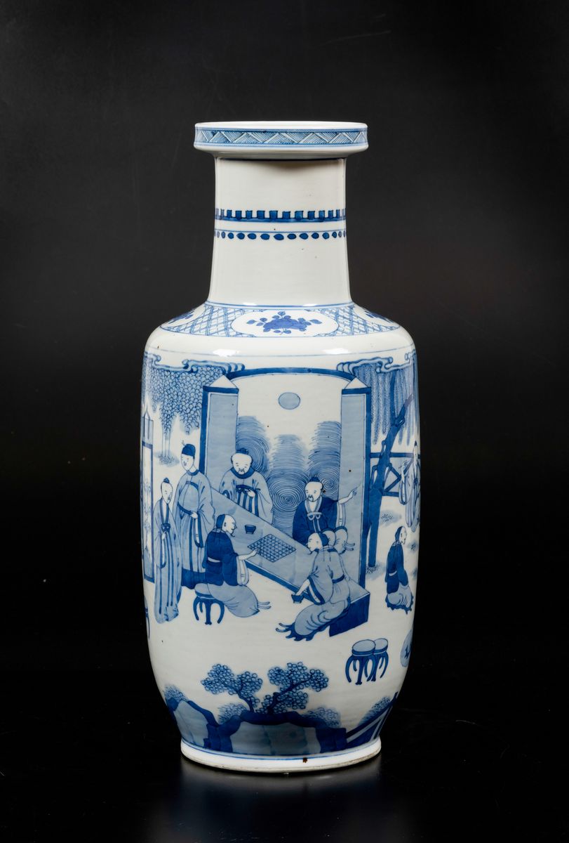 Vaso Rouleau in Porcellana Bianca e Blu con Scene di Vita Comune e Decori Floreali Entro Riserve,...