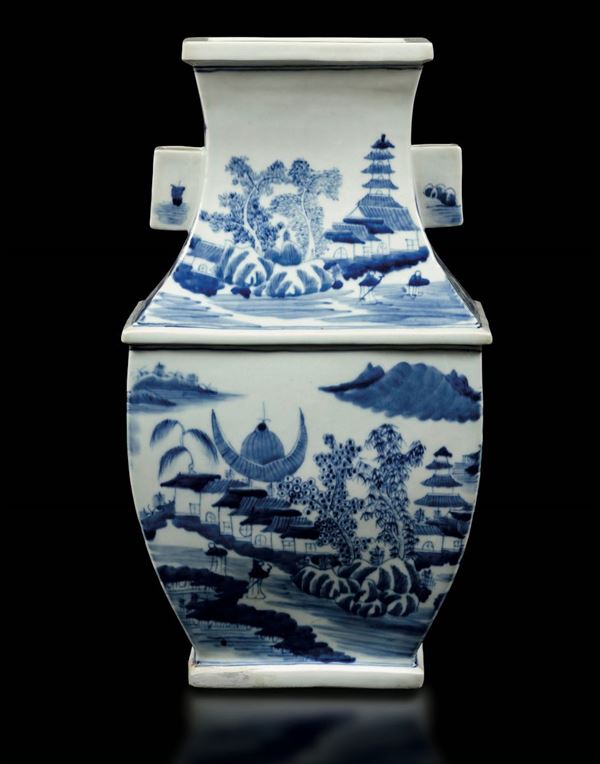 Vaso a due anse in porcellana bianca e blu con scene di vita comune entro paesaggio, Cina, Dinastia Qing, periodo Daoguang (1821-1850)