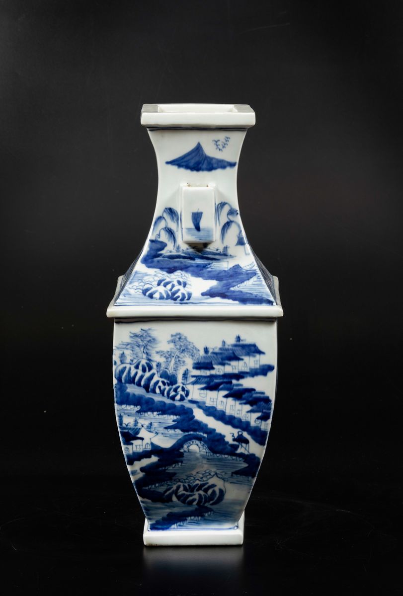 Vaso a Due Anse in Porcellana Bianca e Blu con Scene di Vita Comune Entro Paesaggio, Cina, Dinast...