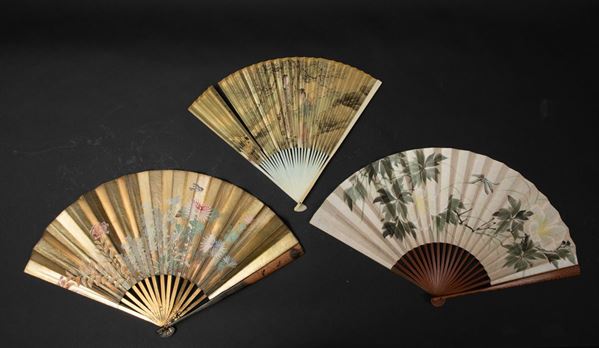 Lotto composto da tre ventagli dipinti su carta a soggetto naturalistico, Cina, XX secolo
