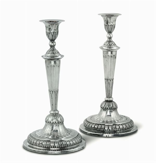 Coppia di candelieri in argento fuso, sbalzato e cesellato, Genova, bollo della Torretta per l'anno 1824.