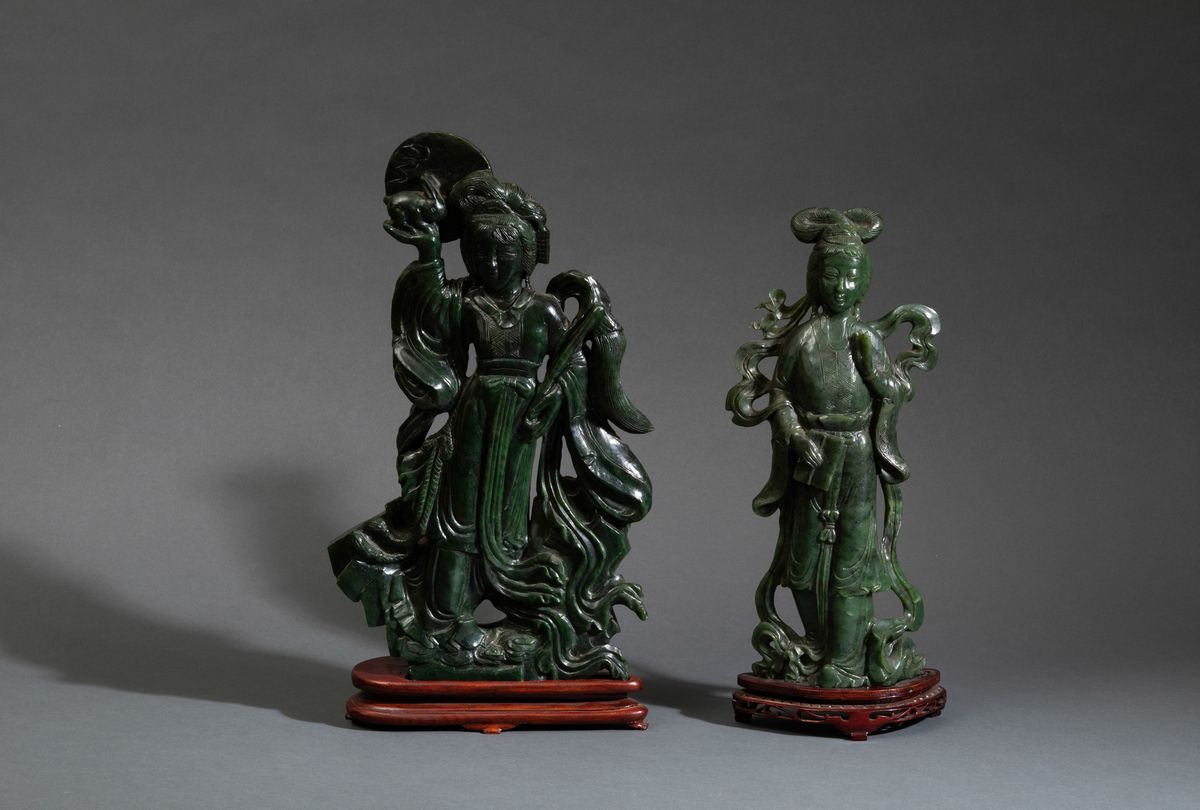 Due grandi sculture in giada spinacio raffiguranti fanciulle, Cina, XX  secolo - Asta Arte Orientale