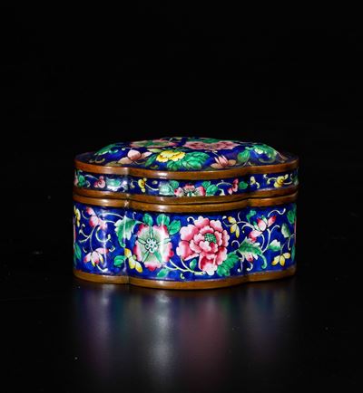 Piccola Scatola con Coperchio a Smalti con Decoro Floreale su Fondo Blu,cina, XX Secolo