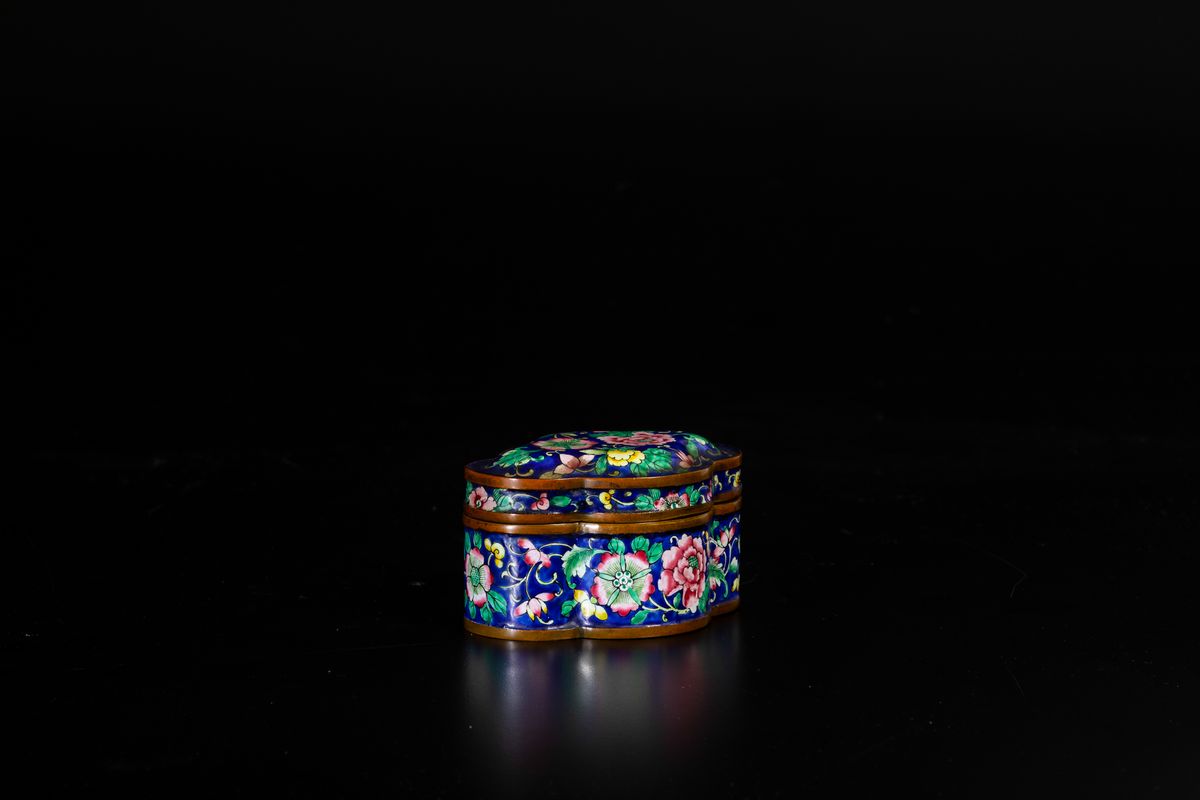 Piccola Scatola con Coperchio a Smalti con Decoro Floreale su Fondo Blu,cina, XX Secolo