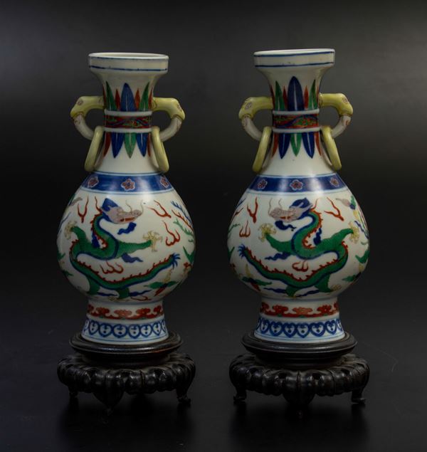 Coppia di vasi con anse ad anello in porcellana policroma con decoro di draghi e fenici tra le nuvole, Cina, XX secolo