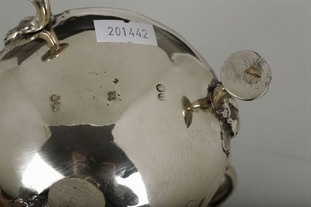 Lattiera in Argento Sbalzato e Cesellato con Decoro Floreale. Londra XX Secolo