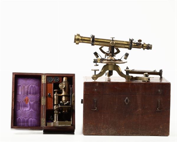 Microscopio e livella, entro custodie in legno, inizio XX secolo