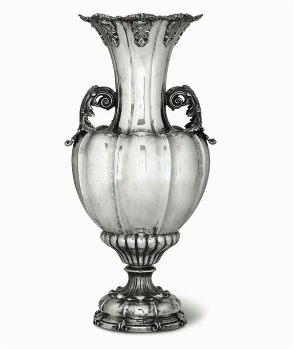 Grande vaso in argento fuso. Manifattura artistica , probabilmente Italia, XX secolo (apparentemente privo di bollatura)
