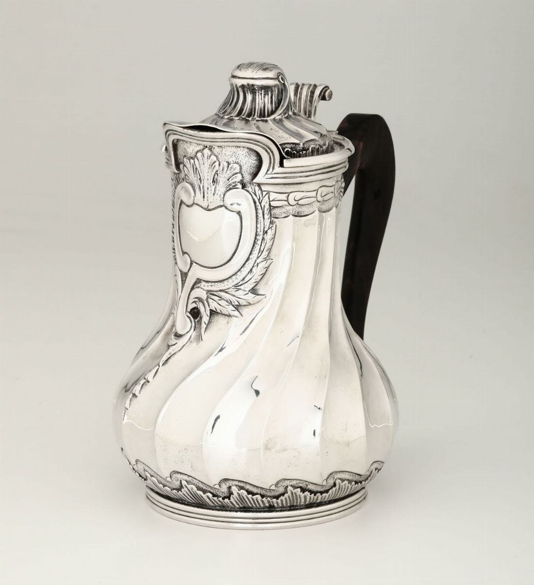 Versatoio in Argento Fuso e Sbalzato. Francia (?) XIX-XX Secolo. Marchi di Titolo e Dellâ€™argent...