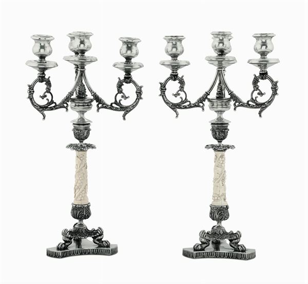 Coppia di candelabri in argento a quattro fiamme. Argenteria artistica del XX secolo. Italia (?) (apparentemente privi di bollatura)