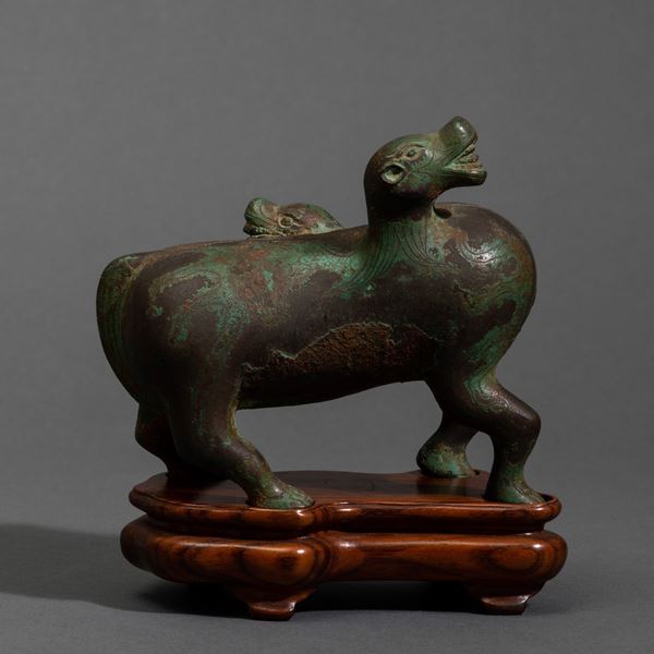 Figura in bronzo raffigurante animale fantastico con due teste, Cina, XX secolo