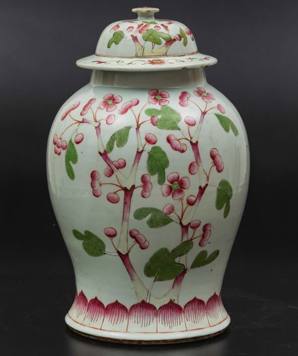 Potiche in porcellana a smalti policromi con decoro floreale, Cina, XIX secolo