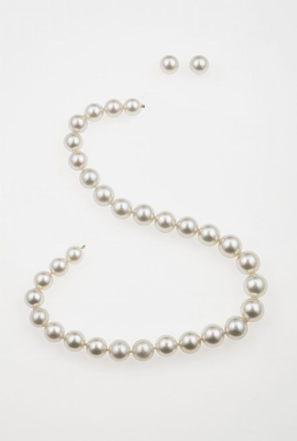 Single strand composed of 31 cultured pearls. Pearl size from 10,6 to 13,9 mm. And a pair of cultured pearl of 11.48 mm