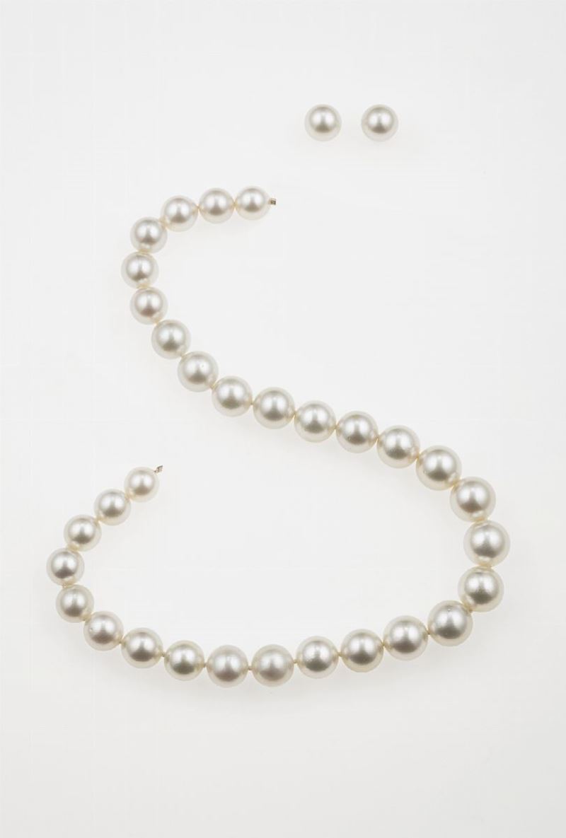Filo di 31 perle scalari da 10.6 a 13.9 mm ed una pariglia di perle 11.48 mm  - Asta Fine Jewels - Cambi Casa d'Aste