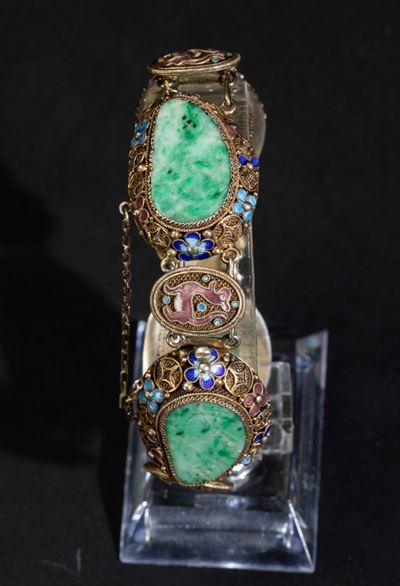 Bracciale in Filigrana D'argento Dorata con Decoro a Smalti e Placche in Giada Verde, Cina, Inizi...