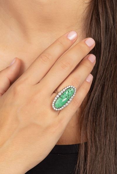 Anello con Giadeite Incisa e Diamanti a Contorno