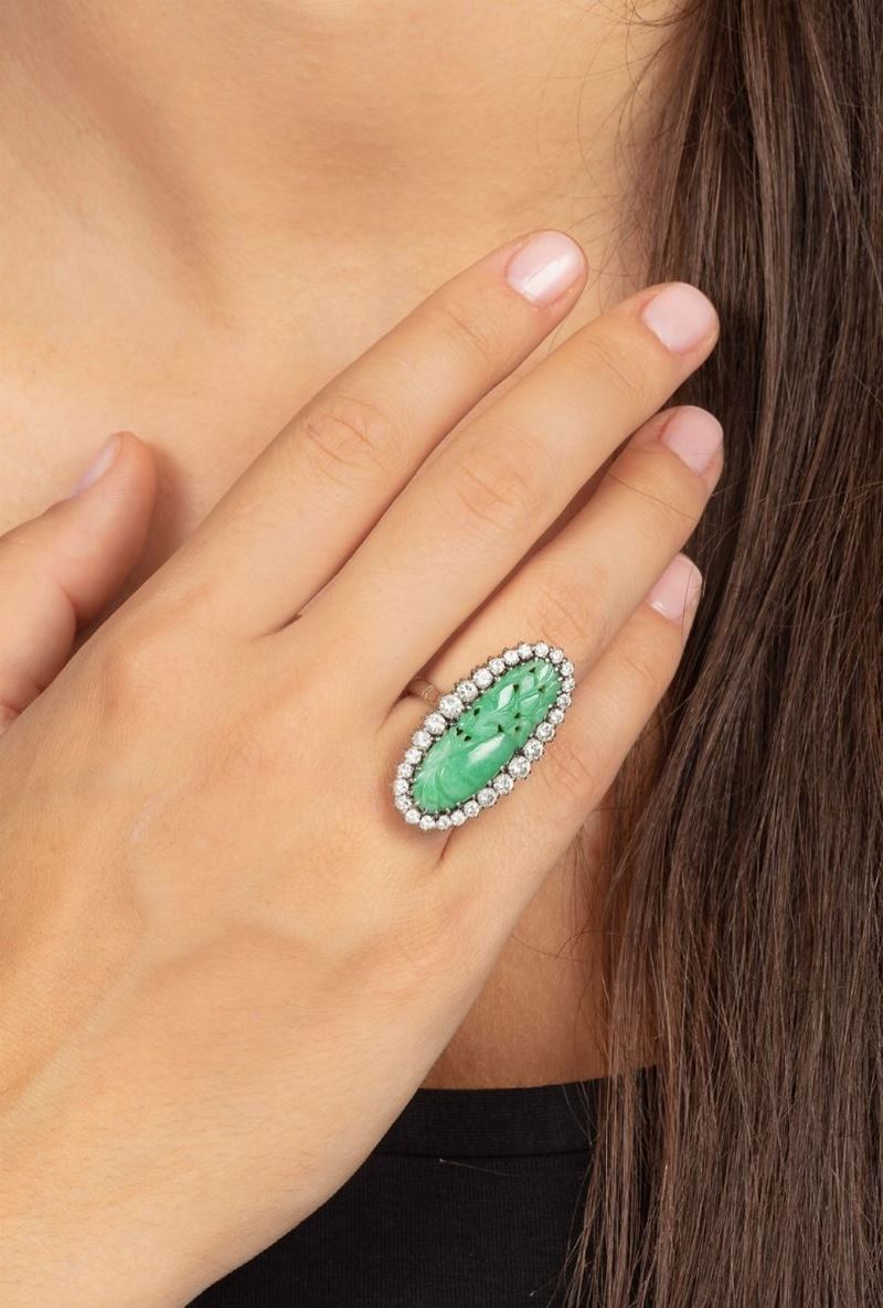 Anello con giadeite incisa e diamanti a contorno  - Auction Jewels and Corals | Time Auction - Cambi Casa d'Aste