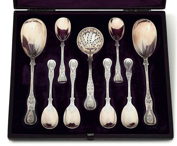 Servizio di cucchiai in argento inciso. Londra 1874, punzoni non leggibili