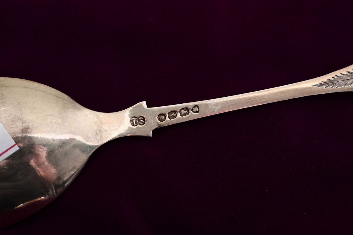 Servizio di Cucchiai in Argento Inciso. Londra 1874, Punzoni Non Leggibili