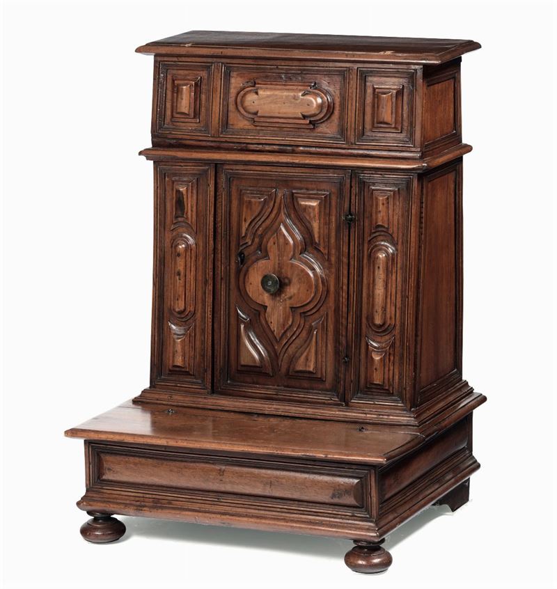Inginocchiatoio in noce intagliato, XVII-XVIII secolo  - Auction Furniture | Cambi Time - Cambi Casa d'Aste
