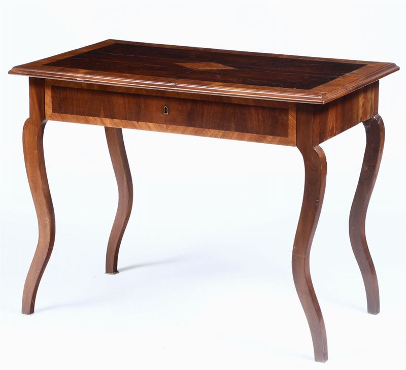Tavolino in legno impiallacciato ed intarsiato, XIX-XX secolo  - Asta Arredi, Dipinti e Oggetti d'Arte - Cambi Casa d'Aste