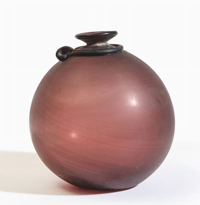 Cenedese, Vaso a sfera Murano (serie Scavo), vetro soffiato violetto, ansa applicata