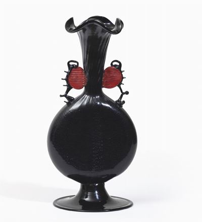 Fratelli Toso, Grande vaso a fiasca in vetro nero iridato con decoro in foglia argento e pastigli...