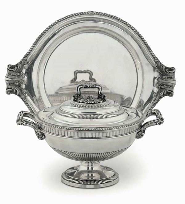 Zuppiera con coperchio e vassoio in argento fuso e cesellato, marchio della città di Londra per l’anno 1830 e dell’argentiere Paul Storr (non pertinenti)