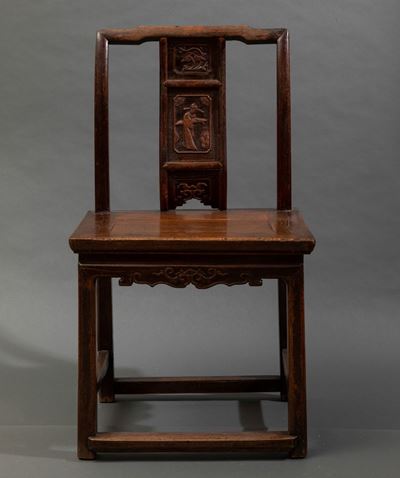 Coppia di Sedie in Legno con Schienale Decorato con Personaggi, Cina, Dinastia Qing, XIX Secolo
