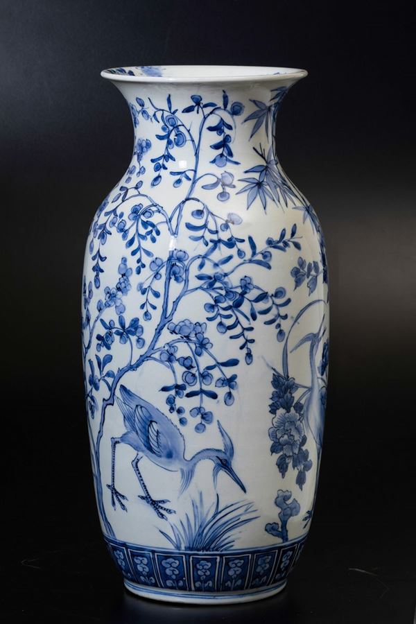 Vasi in porcellana bianca e blu con figure di volatili e rami di bambÃ¹, Cina, XX secolo