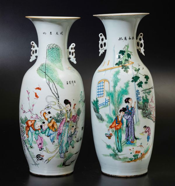 Coppia di vasi in porcellana a smalti policromi con anse sagomate, figure femminili e iscrizioni, Cina, inizi XX secolo