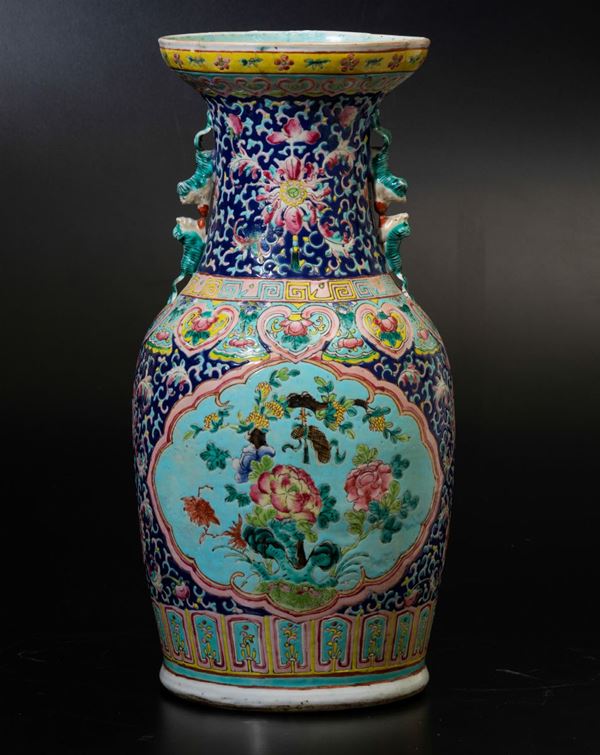 Vaso in porcellana Famiglia Rosa con scene naturalistiche entro riserve, decori floreali e figure di leoni a rilievo, Cina, Dinastia Qing, epoca Guangxu (1875-1908)
