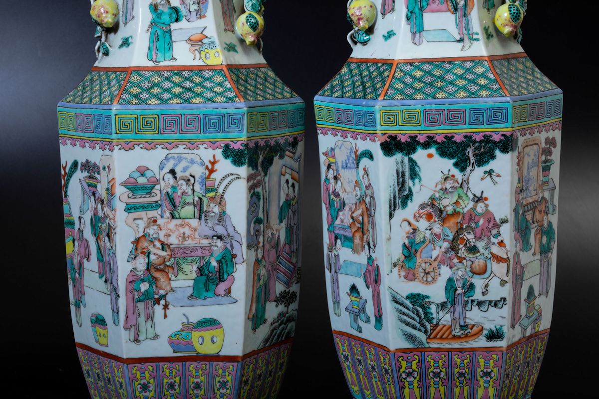 Coppia di Vasi a Balaustro in Porcellana Famiglia Rosa con Scene di Vita Comune e Doppia Ansa con...