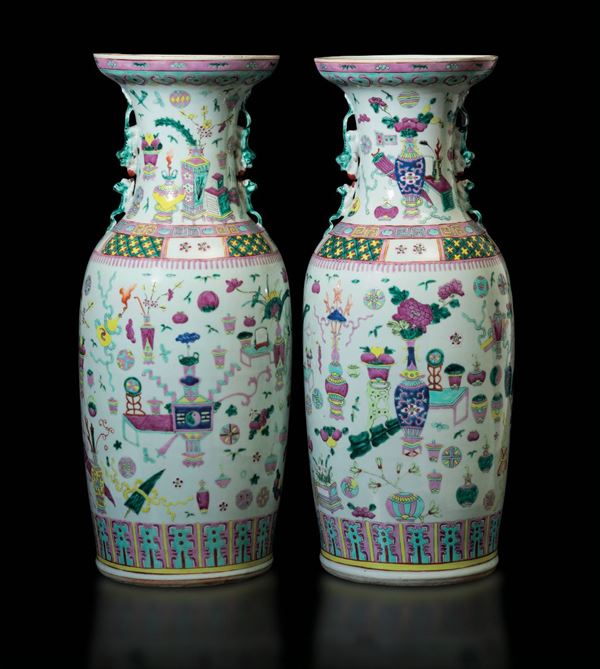 Coppia di vasi in porcellana Famiglia Rosa con anse a foggia di draghetto e decoro naturalistico su fondo bianco, Cina, Dinastia Qing, epoca Guangxu (1875-1908)