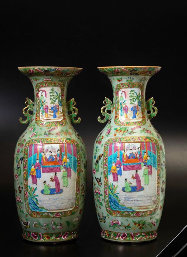 Coppia di vasi a doppia ansa in porcellana Famiglia Rosa con scene di vita di corte entro riserve e decori con farfalle, Cina, Dinastia Qing, XIX secolo