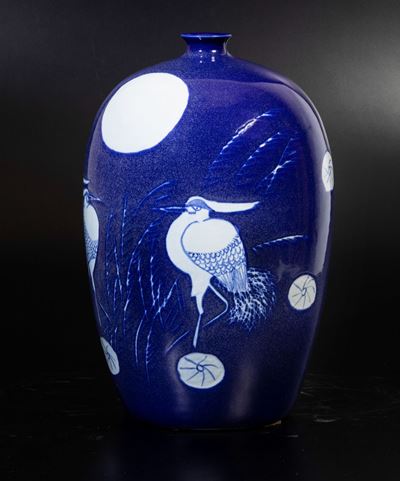 Vaso in Porcellana a Fondo Blu con Aironi e Giunchi, Giappone, XX Secolo