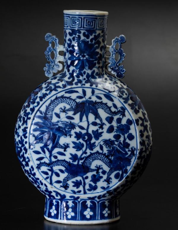 Fiasca in porcellana bianca e blu con anse sagomate, figure di draghi e decori floreali, Cina, Dinastia Qing, epoca Guangxu (1875-1908)