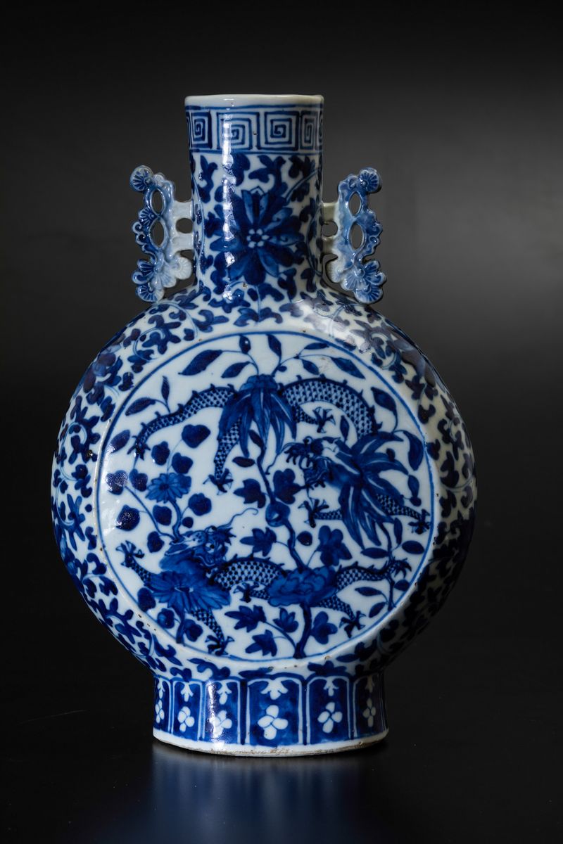 Fiasca in Porcellana Bianca e Blu con Anse Sagomate, Figure di Draghi e Decori Floreali, Cina, Di...