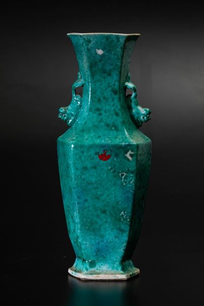 Vaso in Porcellana Monocroma Verde con Anse a Foggia di Leone, Cina, XIX Secolo